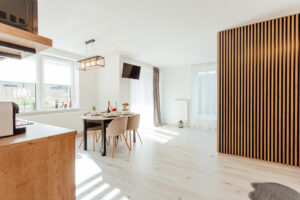 Priestranný a svetlý interiér štúdia Lux pre rodiny, Miracle Seasons Demänová