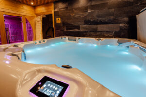 Jacuzzi s masážnymi tryskami v wellness Miracle Seasons Demänová, Liptovský Mikuláš