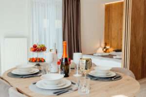 Romanticky servírovaný stôl s ovocím a šampanským v štúdiu Lux, Miracle Seasons Demänová, Liptov, Jasná