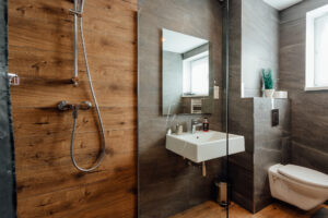 Svetlá kúpeľňa so sprchou v štúdiu Lux, Miracle Seasons Demänová